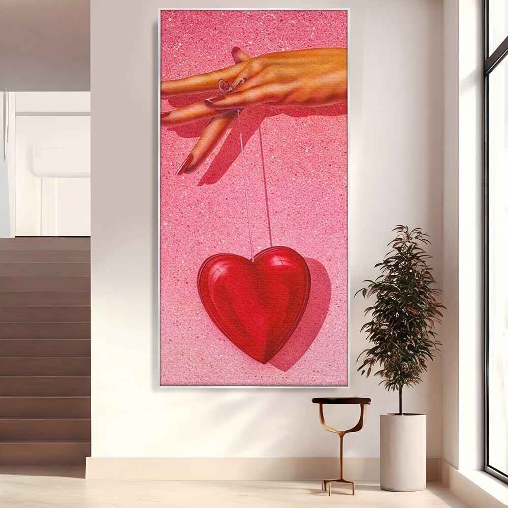 Tablou canvas cu ilustratie cu mana care tine o inima rosie, in rama de aluminiu argintiu